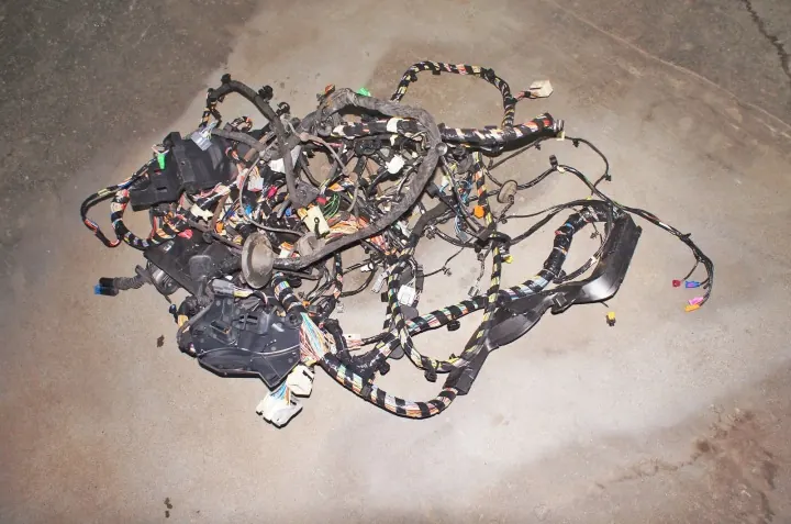Volvo XC40 Interior Fuse Box Wiring Harness 31473884 image 2