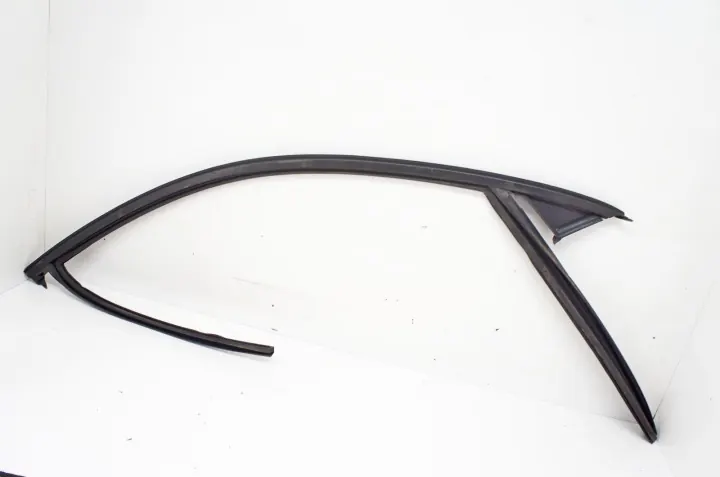Volvo XC40 Door Window Seal Right Front 31455058 image 2