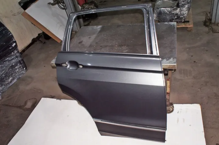 Volkswagen Tiguan II Rear Right Door UY283 OEM image 2